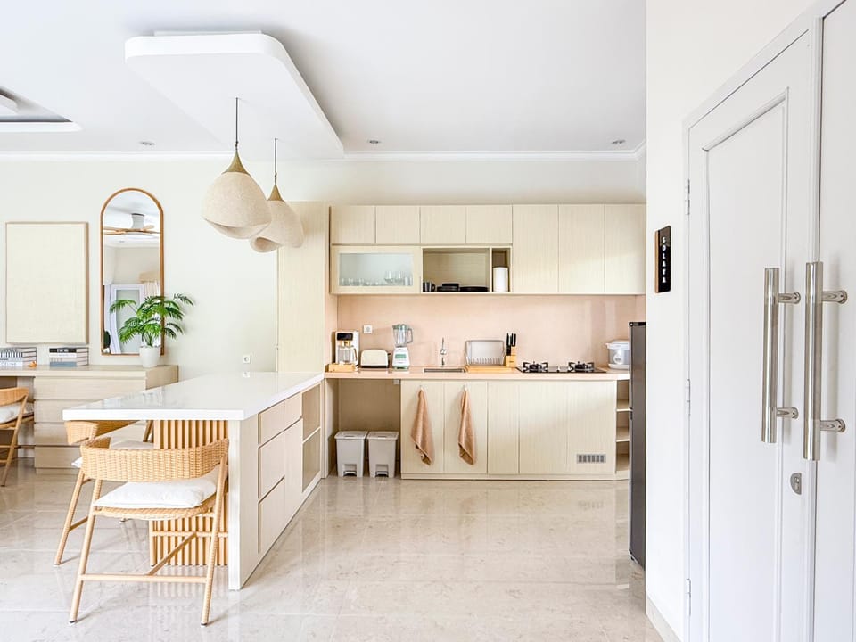 Coffee/tea facilities, Kitchen or kitchenette, Dining area, Pool view