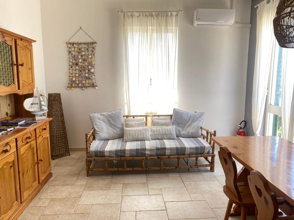 Living room, Seating area, Dining area, air conditioner
