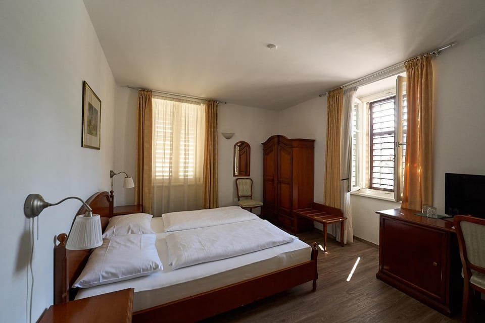 Bed, TV and multimedia, Photo of the whole room, Bedroom