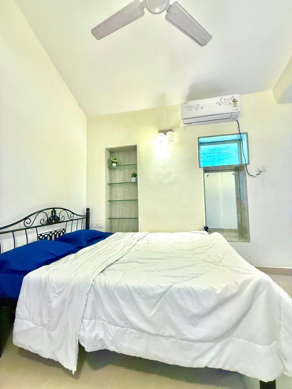 Bed, Photo of the whole room, Bedroom, air conditioner