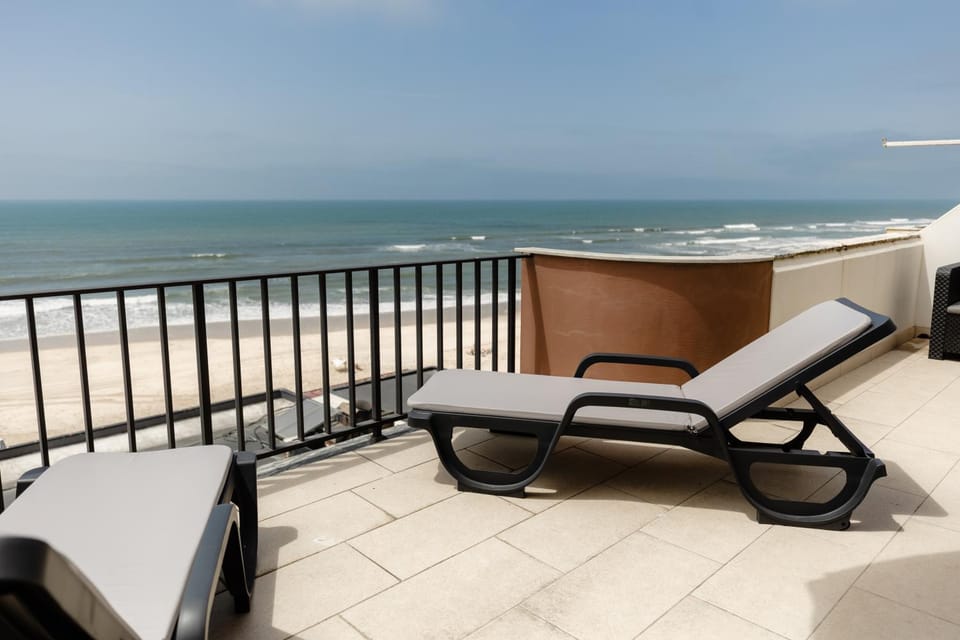 View (from property/room), Balcony/Terrace, Beach, Sea view, sunbed