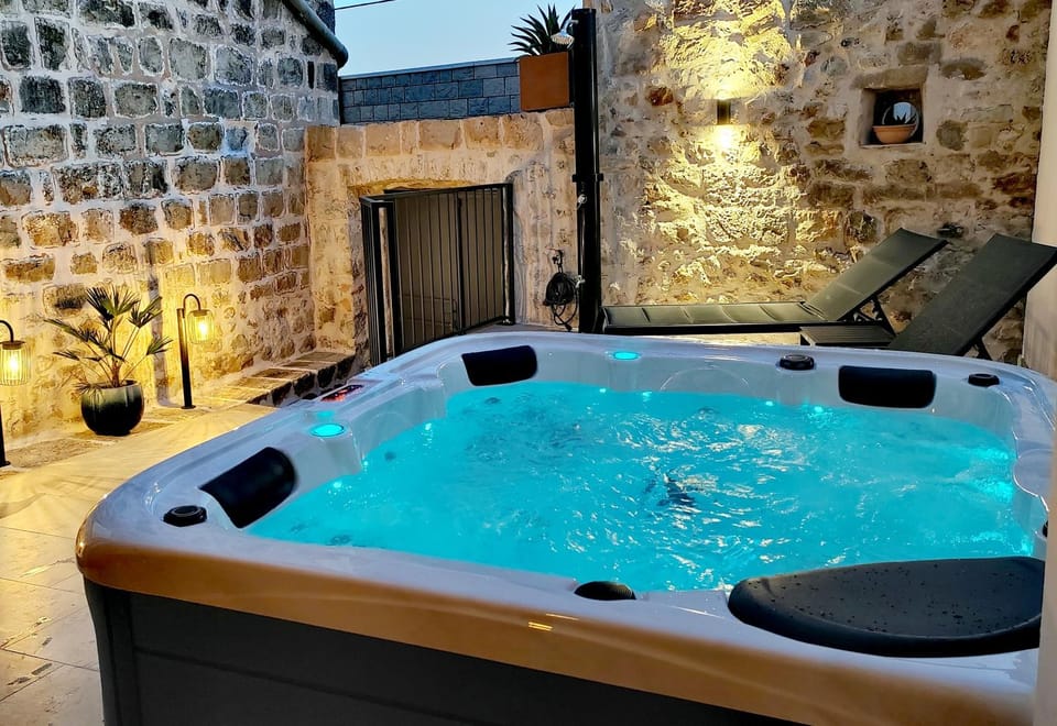 Hot Tub, Inner courtyard view