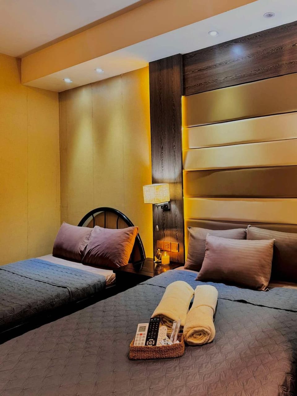 Bed, towels
