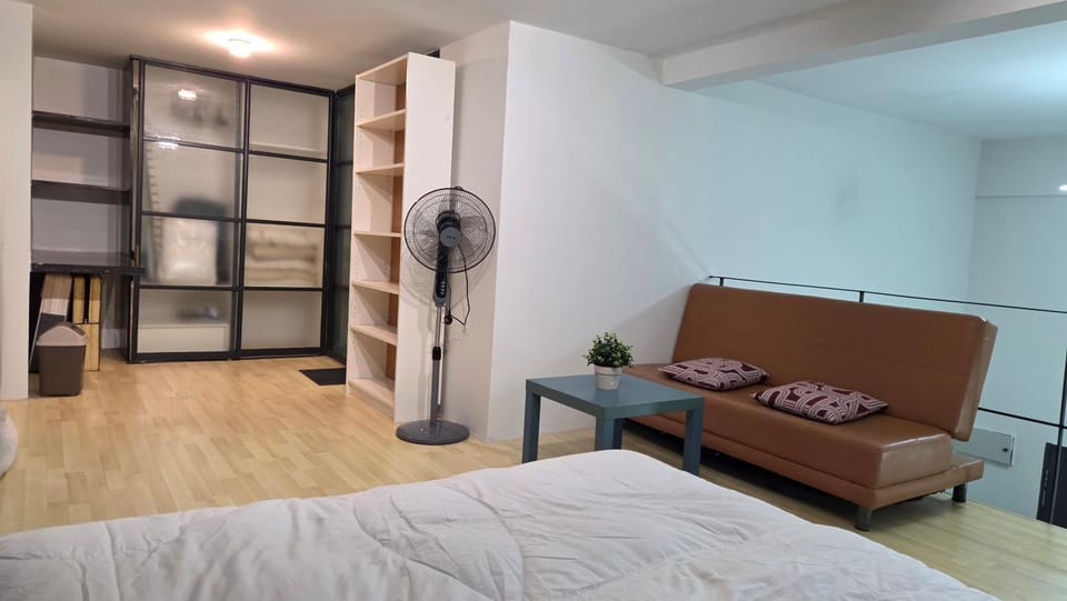 Seating area, Bedroom, wardrobe