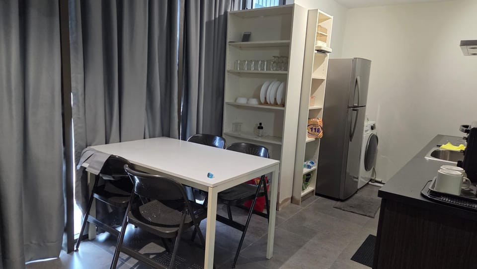 Kitchen or kitchenette, Dining area, oven