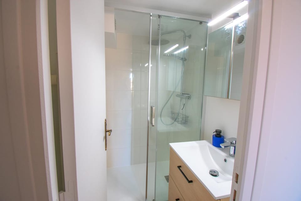 Shower, Bathroom, towels