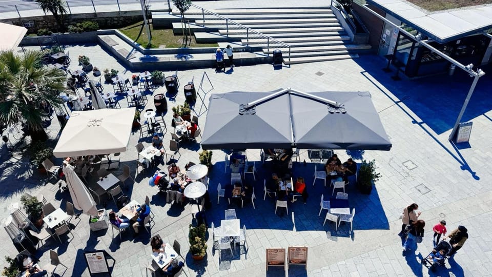 Restaurant/places to eat, Location