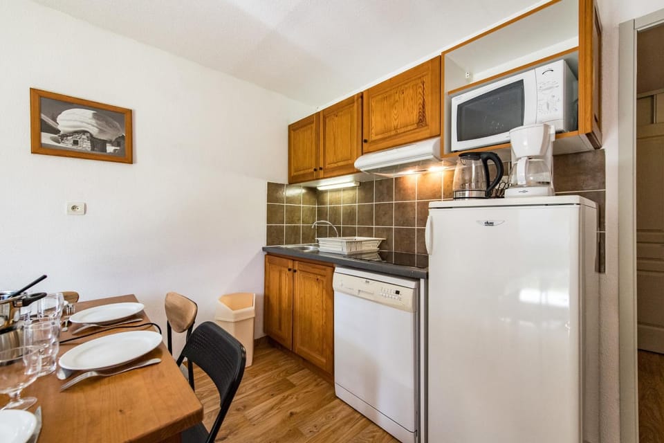 Kitchen or kitchenette, Dining area, dishwasher