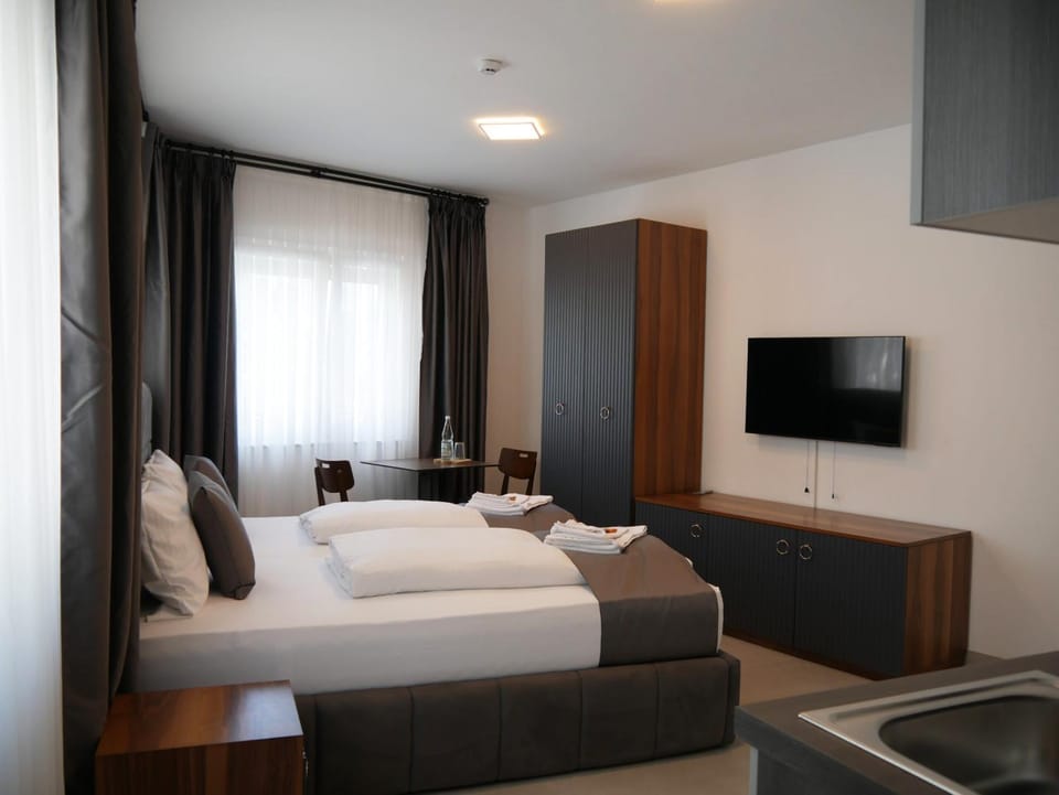 Communal lounge/ TV room, Bed, TV and multimedia, Photo of the whole room, Bedroom