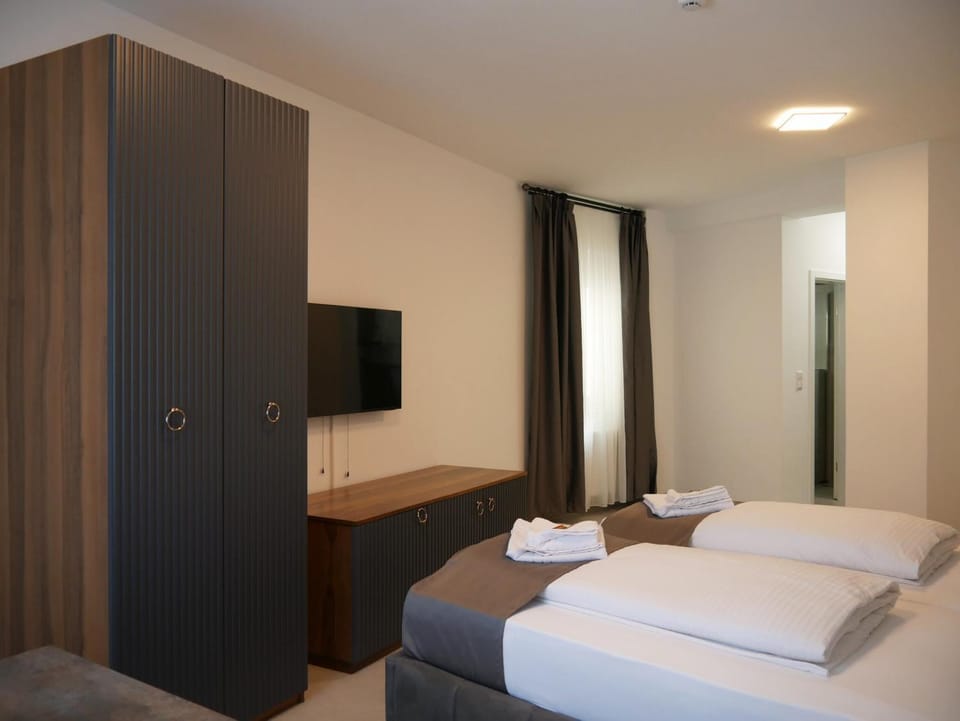 Bed, TV and multimedia, Photo of the whole room, Bedroom, towels, wardrobe
