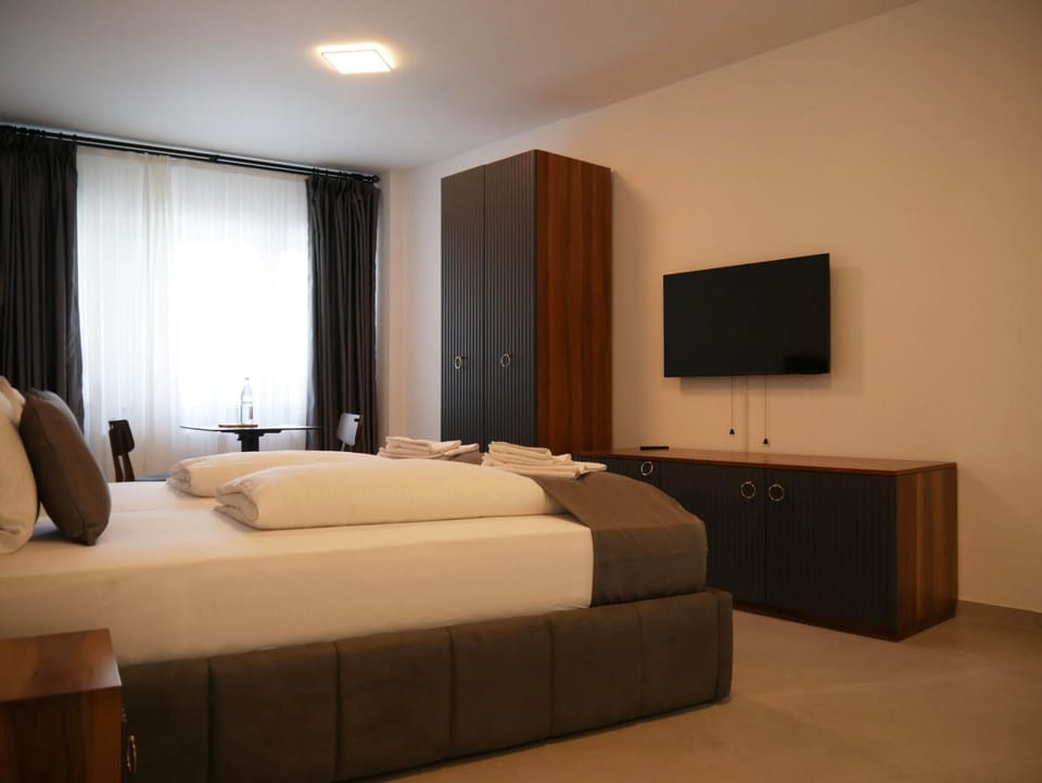 Bed, TV and multimedia, Photo of the whole room, Bedroom