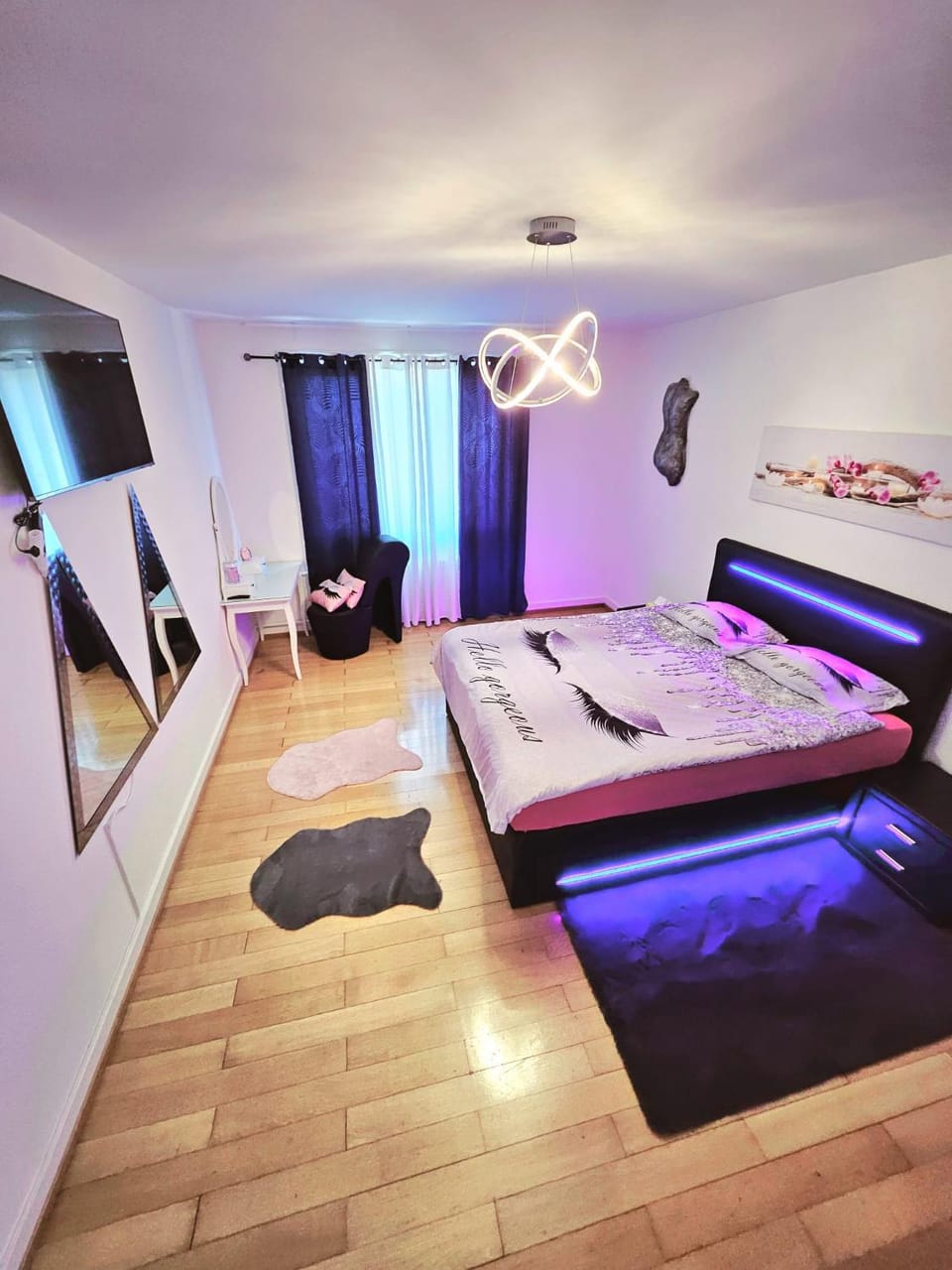 Bed, TV and multimedia, Bedroom