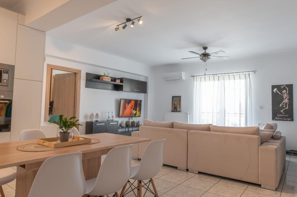 TV and multimedia, Seating area, Dining area