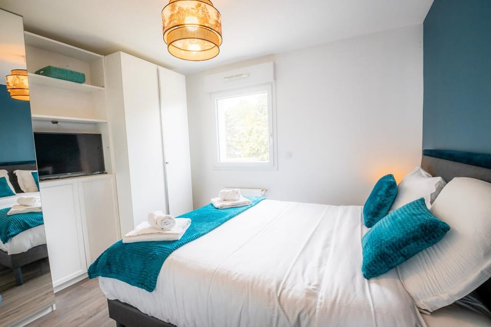 Bed, Photo of the whole room, Bedroom, wardrobe