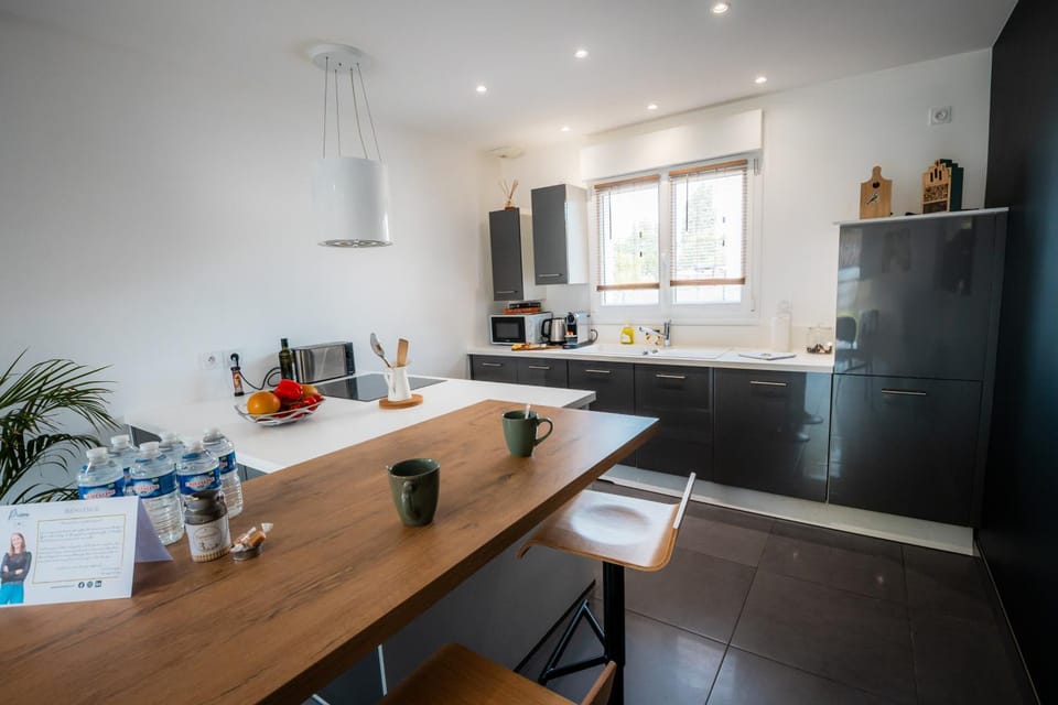 Kitchen or kitchenette, Food and drinks, Dining area