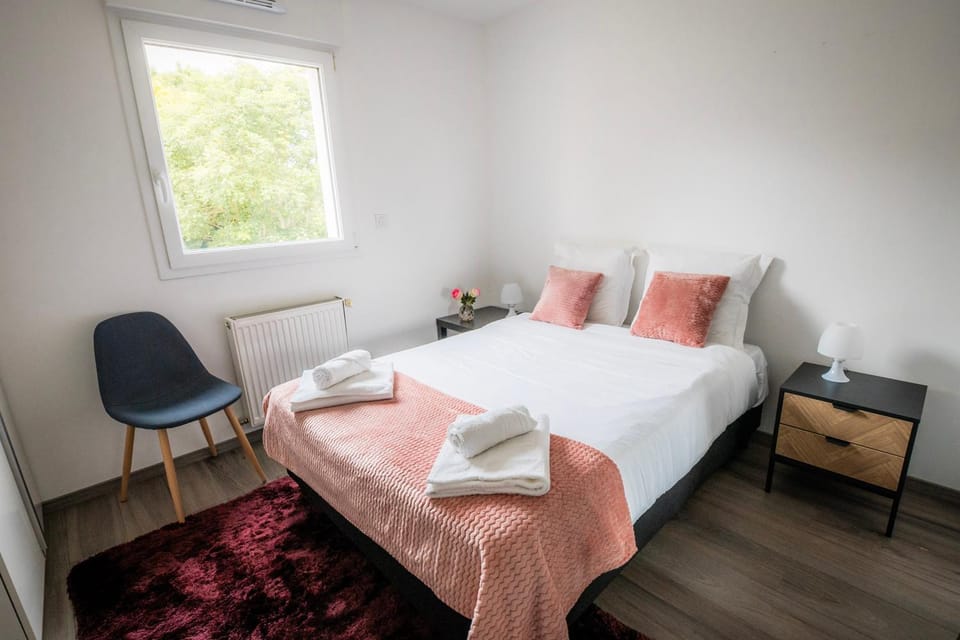 Bed, Photo of the whole room, Bedroom, towels