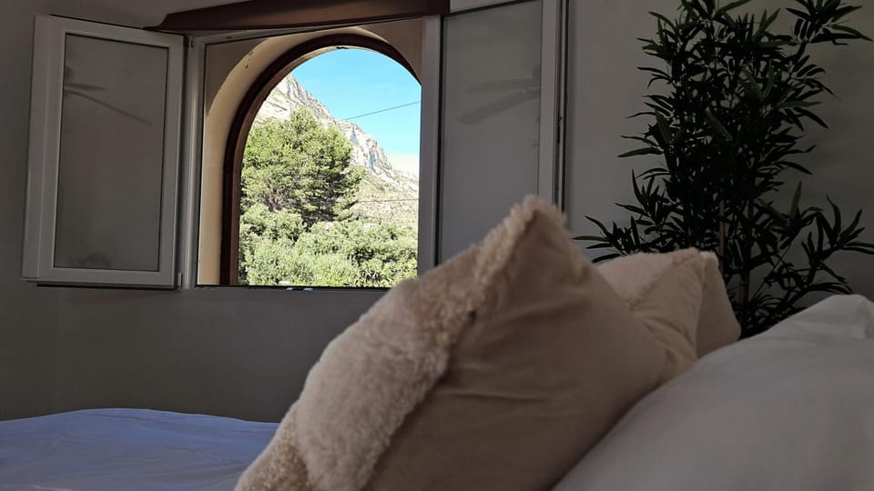 Bed, Natural landscape, Photo of the whole room, Bedroom, Mountain view