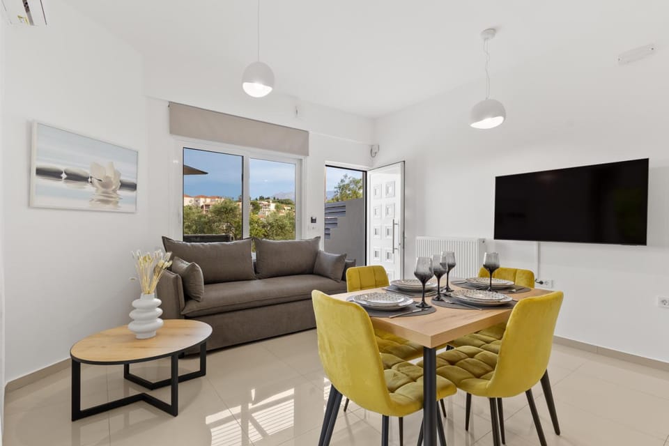 Communal lounge/ TV room, TV and multimedia, Living room, Seating area, Dining area, Evening entertainment