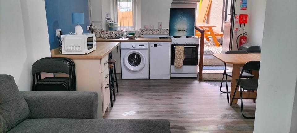 Kitchen or kitchenette, Living room, Seating area, Dining area, dishwasher, microwave, oven, stove, washing machine