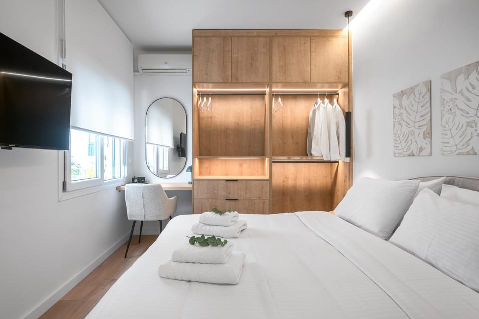 Bed, TV and multimedia, wardrobe