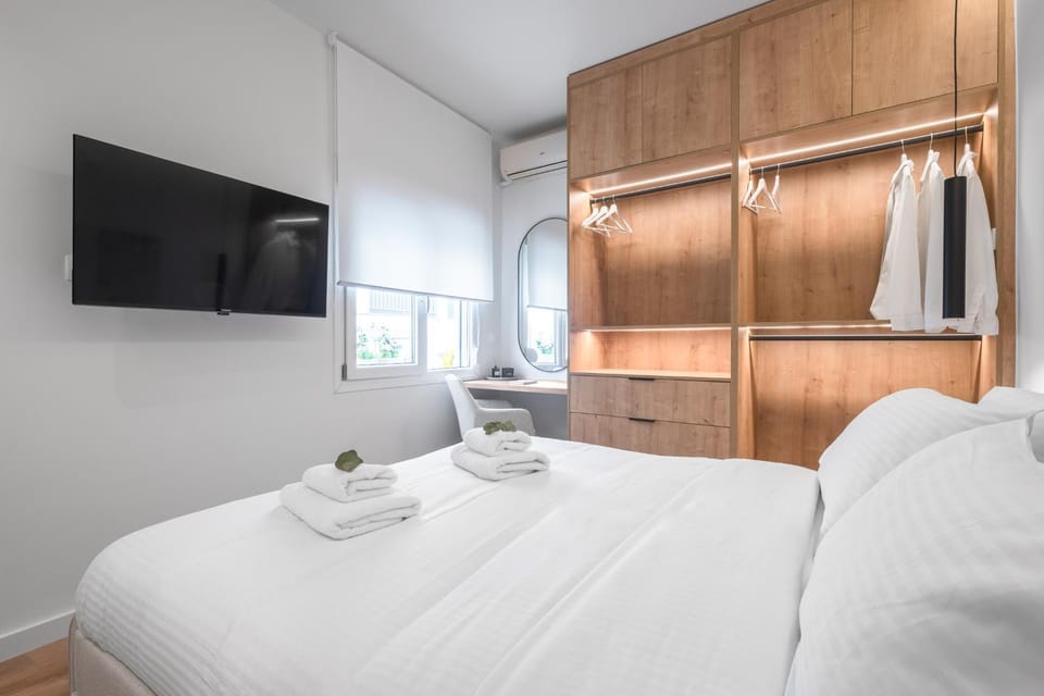 Bed, TV and multimedia, wardrobe