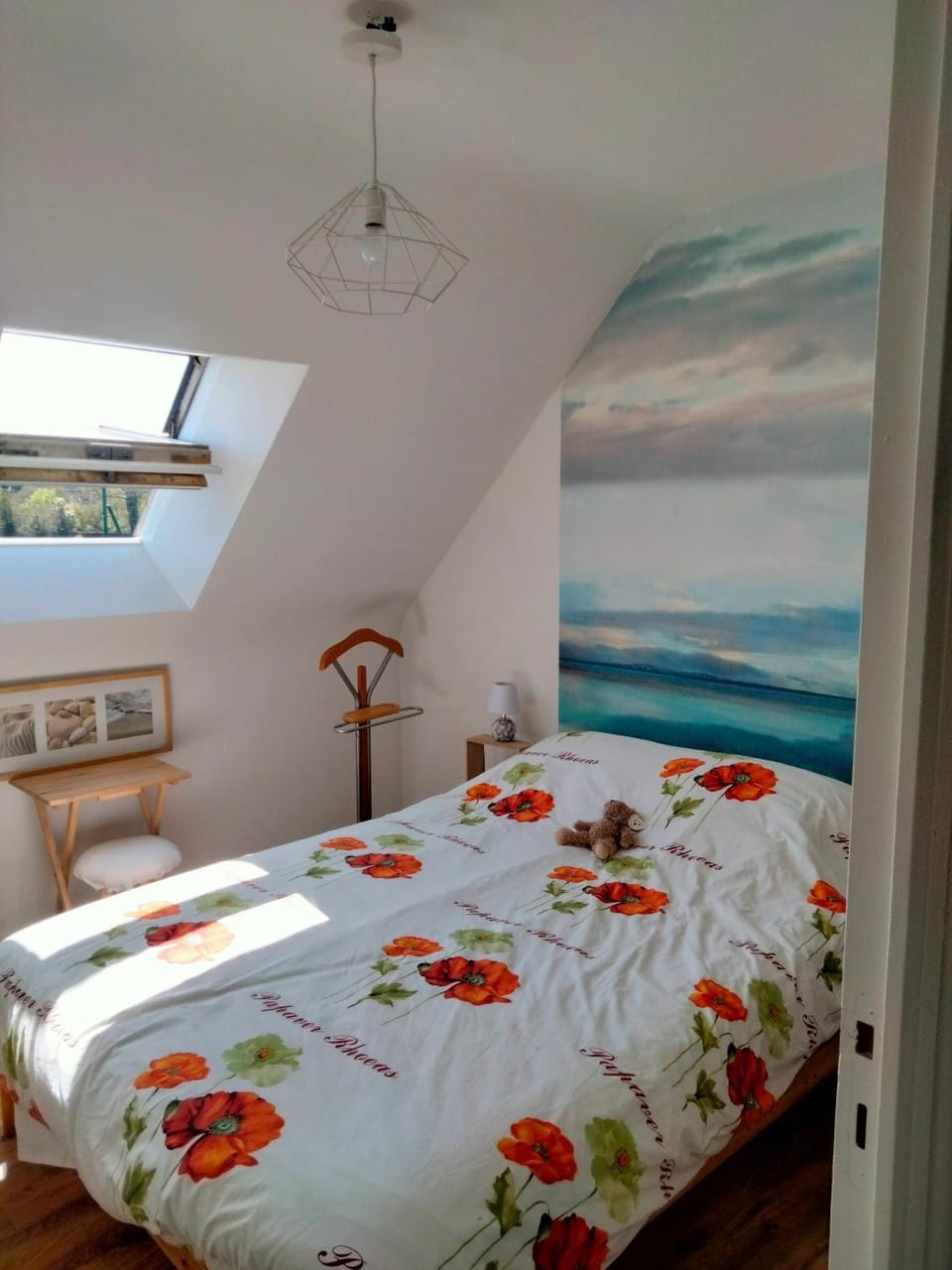 Photo of the whole room, Bedroom