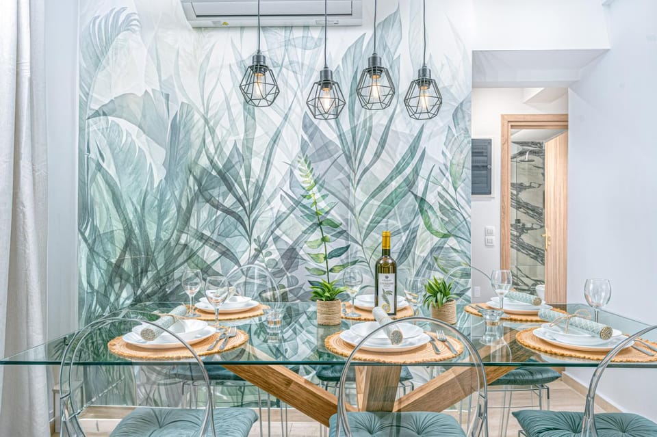 Photo of the whole room, Decorative detail, Dining area