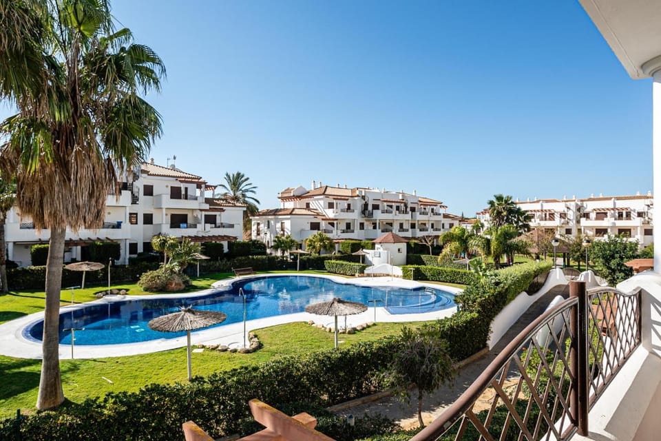 Property building, Swimming pool, sunbed