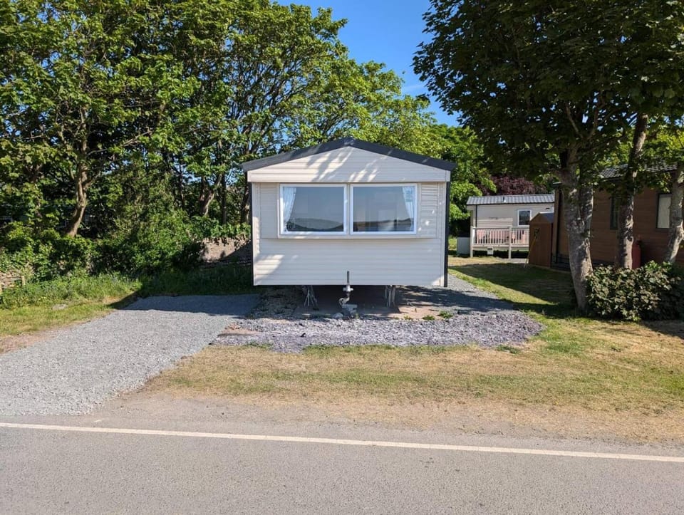 Property building, Day, Garden, Garden view, Street view