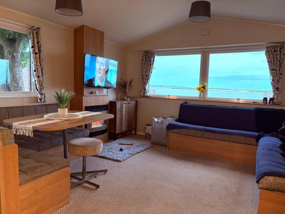 Communal lounge/ TV room, TV and multimedia, Living room, Seating area, Dining area, Evening entertainment, Sea view
