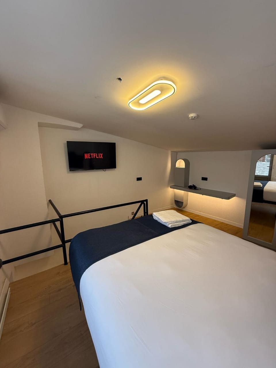 Bed, TV and multimedia, Photo of the whole room