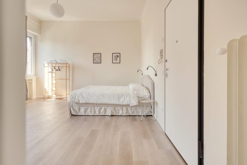 Bed, Photo of the whole room, wardrobe