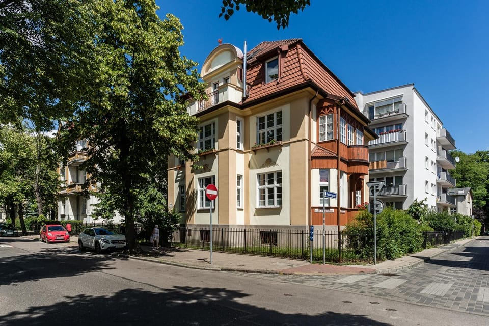 Property building, Neighbourhood, Street view, Location