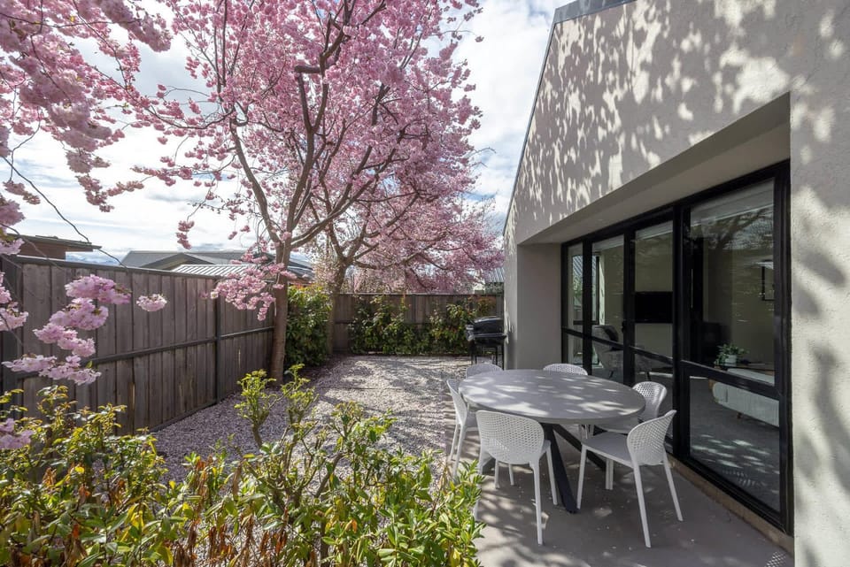 Mountain views in Meadowstone House in Wanaka