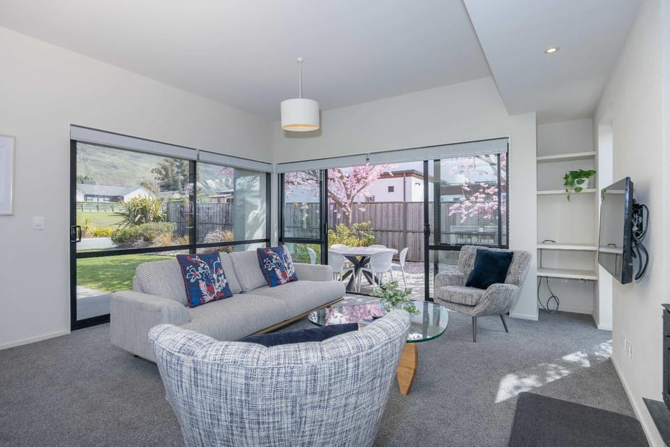 Mountain views in Meadowstone House in Wanaka