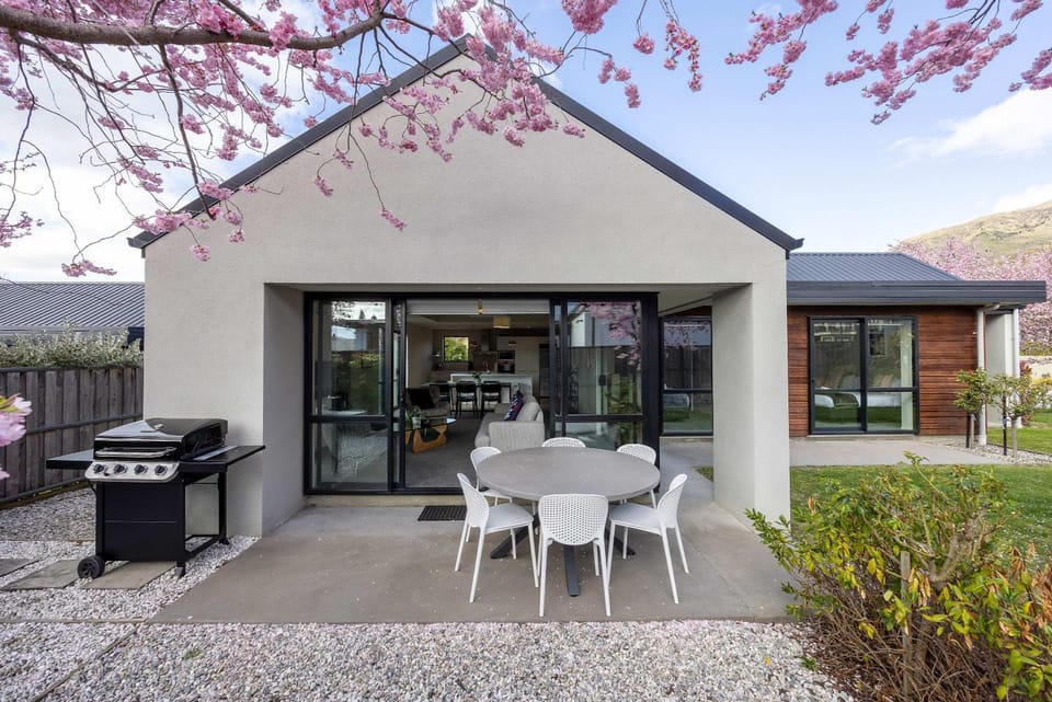 Mountain views in Meadowstone House in Wanaka