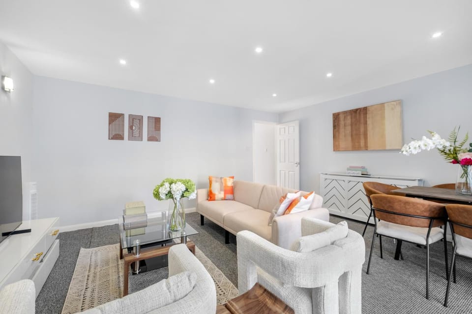 Annika - Central 3 bedroom house, 2 free parking driveway, Sleeps 1- 7 Comfortably, Cot provided, with Garden Apartment in Portsmouth