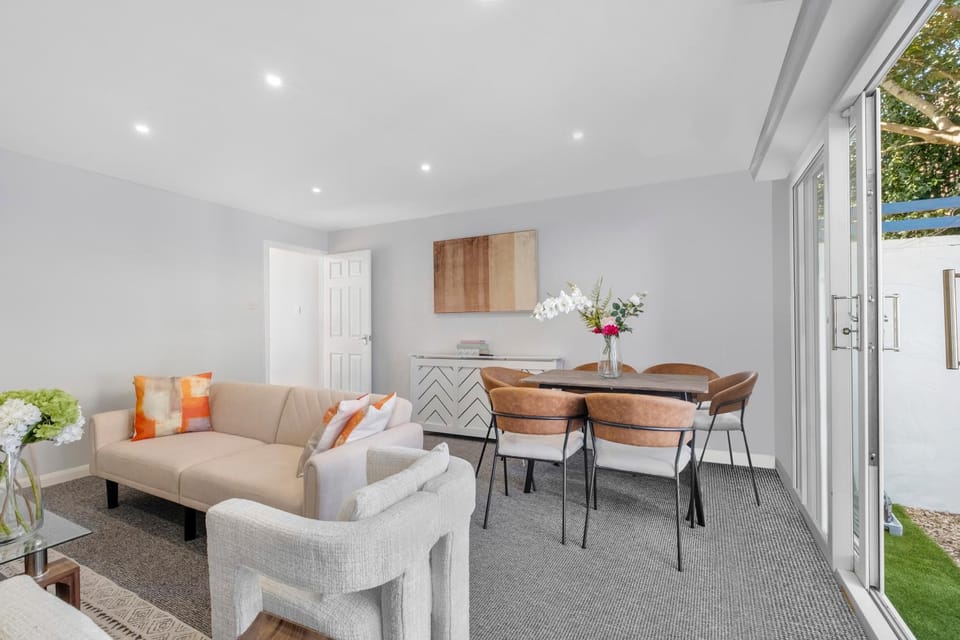 Annika - Central 3 bedroom house, 2 free parking driveway, Sleeps 1- 7 Comfortably, Cot provided, with Garden Apartment in Portsmouth