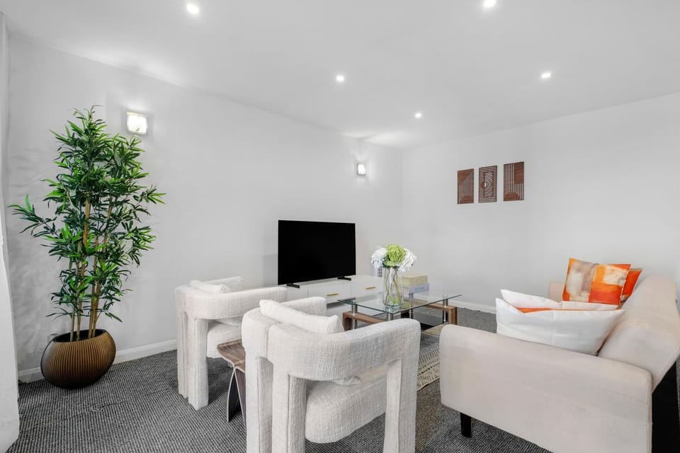 Annika - Central 3 bedroom house, 2 free parking driveway, Sleeps 1- 7 Comfortably, Cot provided, with Garden Apartment in Portsmouth