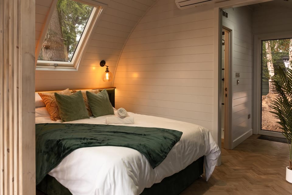 Photo of the whole room, Bedroom