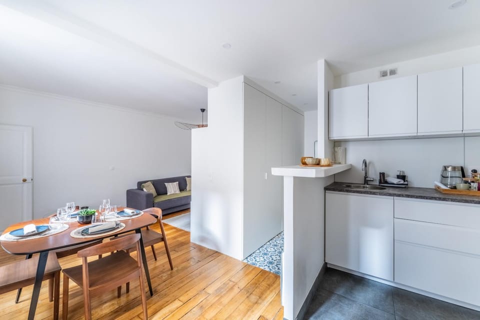 Kitchen or kitchenette, Dining area