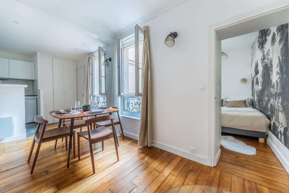 Bed, Dining area, Bedroom