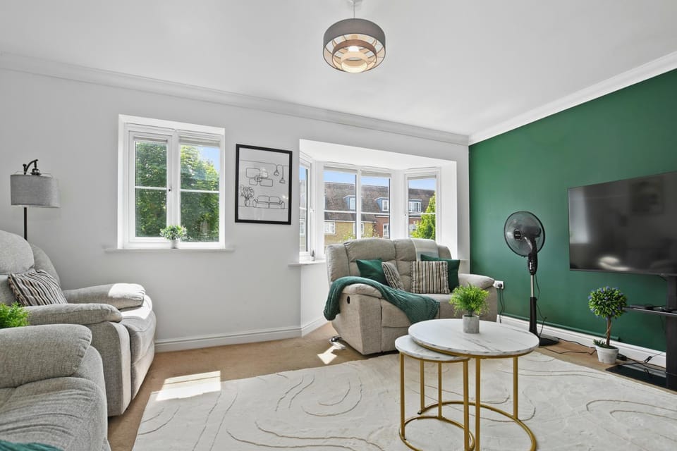 Communal lounge/ TV room, TV and multimedia, Living room, Seating area, Evening entertainment