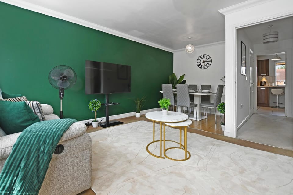 Communal lounge/ TV room, TV and multimedia, Living room, Seating area, Dining area, Evening entertainment