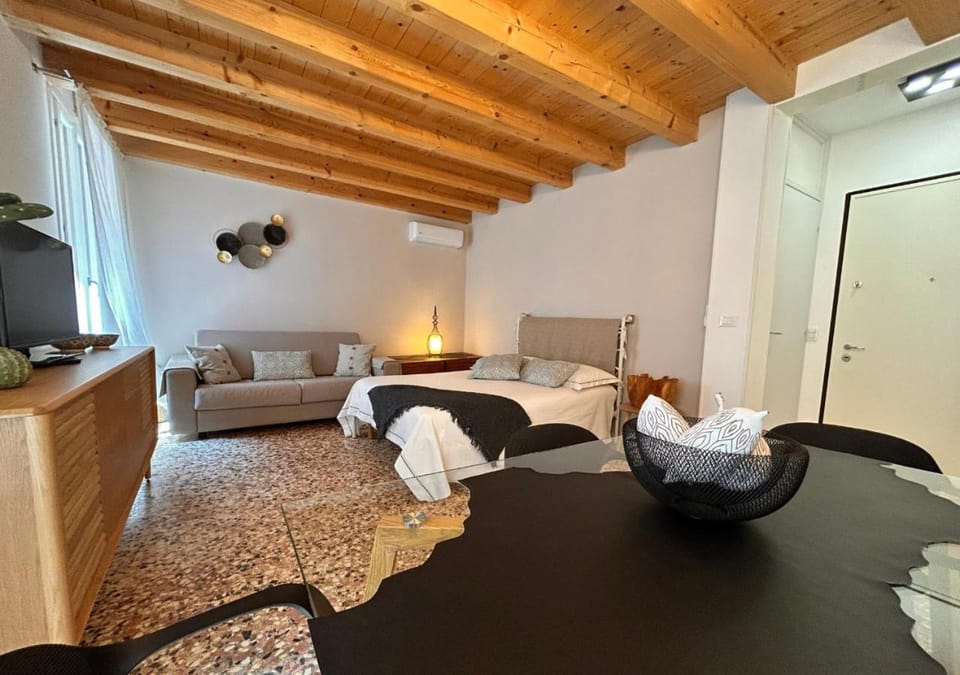 Bed, TV and multimedia, Living room, Photo of the whole room, air conditioner