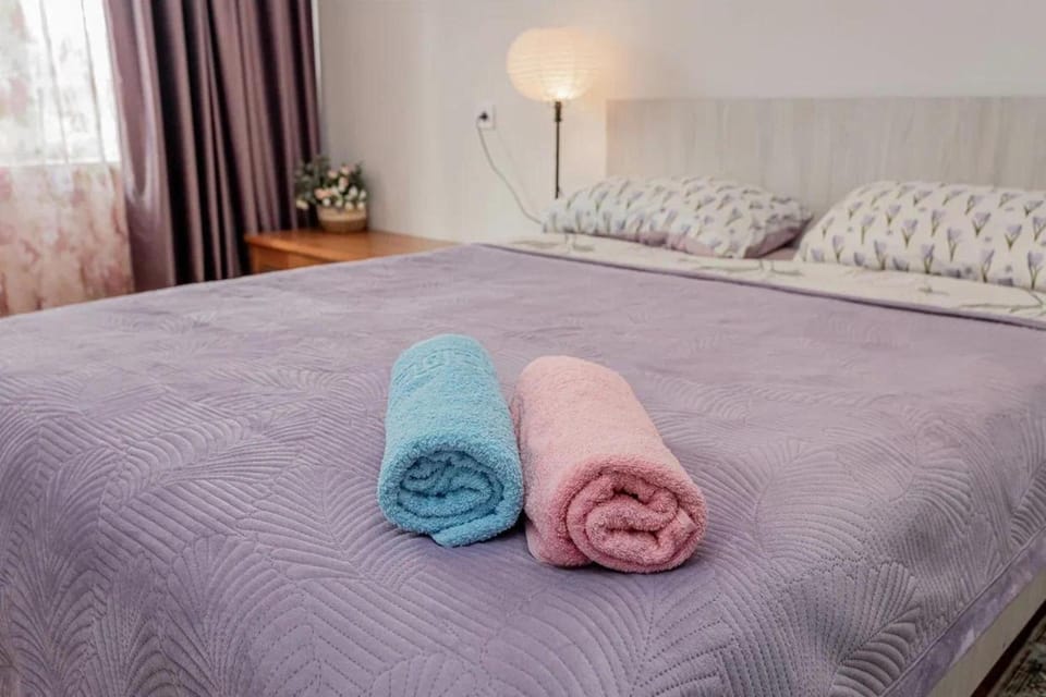 Bed, Bedroom, towels