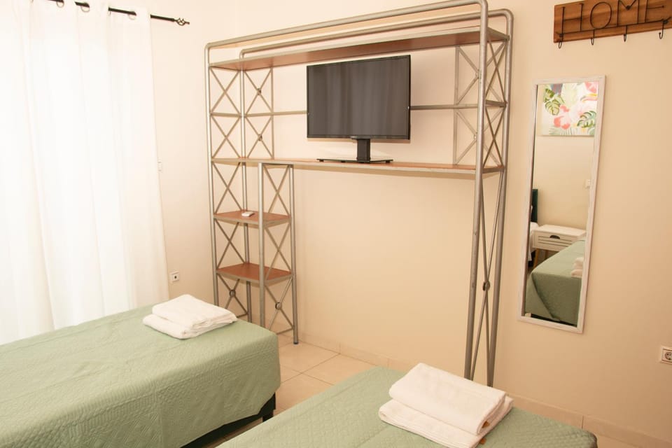 TV and multimedia, Photo of the whole room, Bedroom