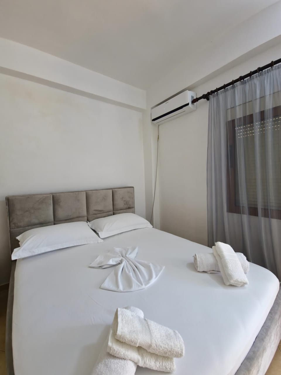 Bed, Bedroom, towels