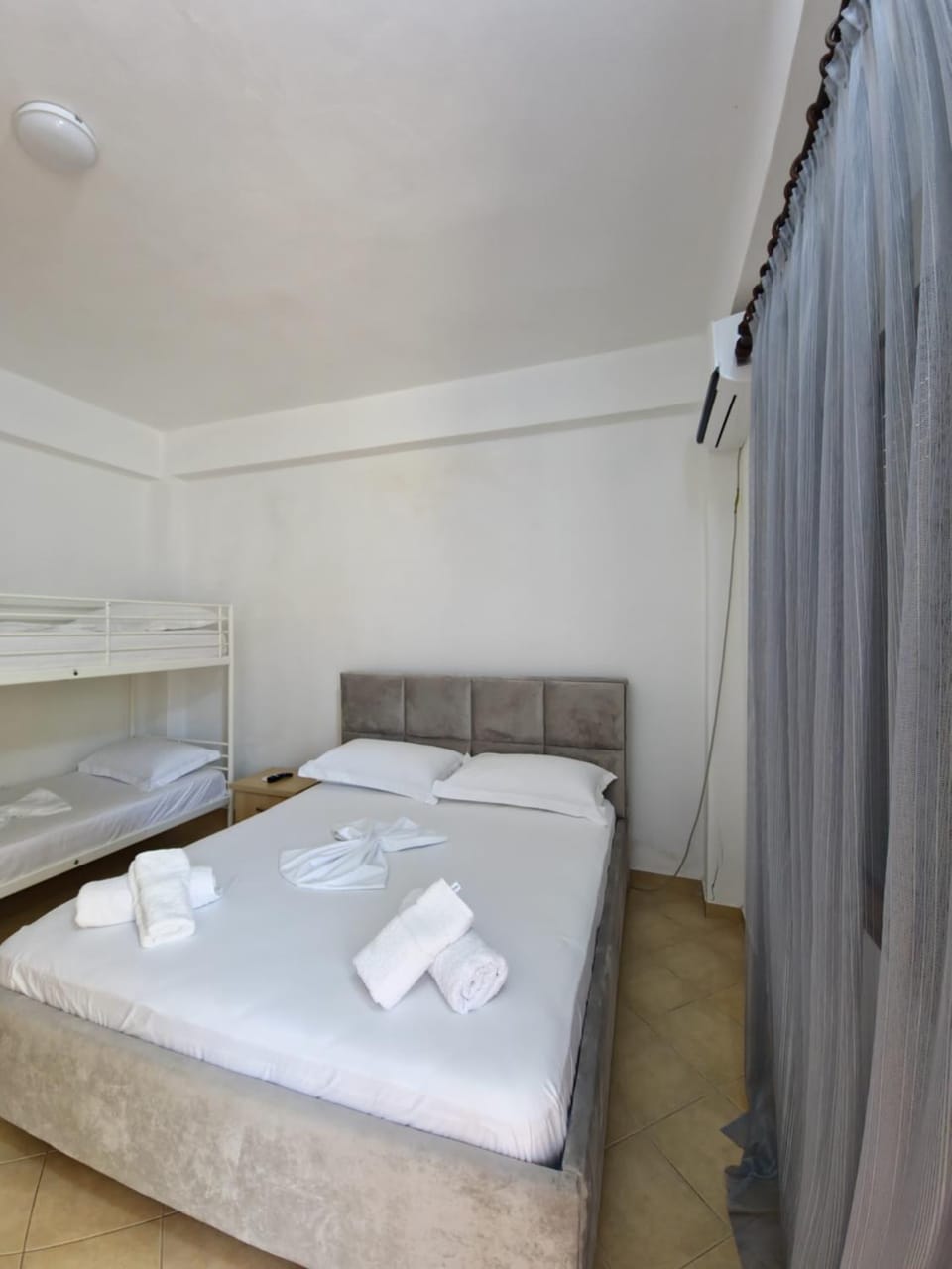 Bed, Bedroom, towels