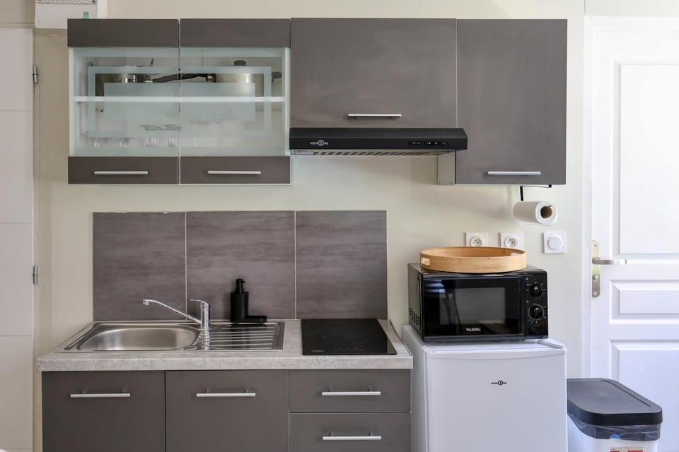 Kitchen or kitchenette, stove